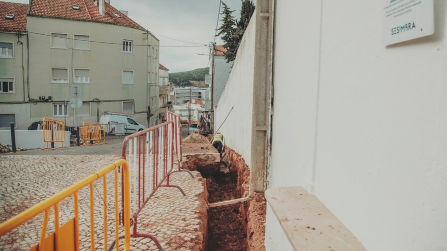 Ligação da rede elétrica e de telecomunicações à Capela de São Sebastião